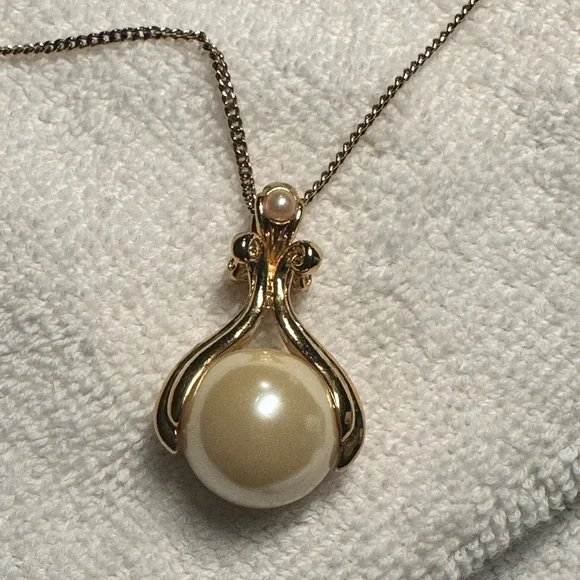 Vintage Avon Neckace - Picture 3 of 4